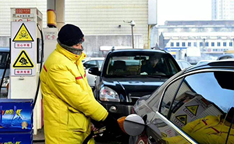 汽车加油时要下车吗 为什么汽车加天然气要下车